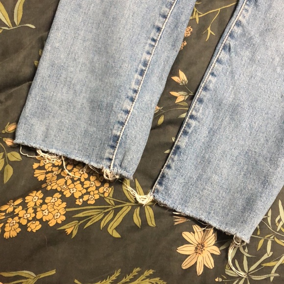 The High-Rise Slim Crop Boyjean in Medium Wash Ripped Knee Raw Hem Straight Leg - Picture 15 of 16